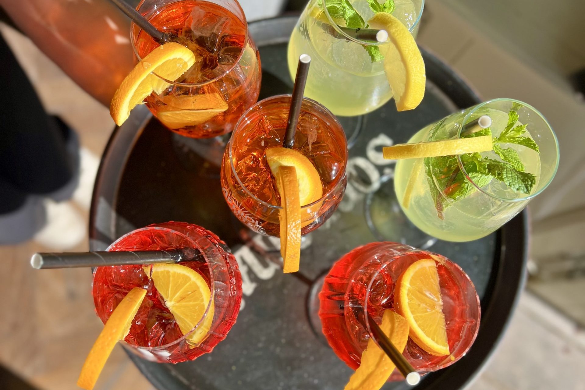 Cocktails op een dienblad geserveerd door Restaurant Flaman op terschelling