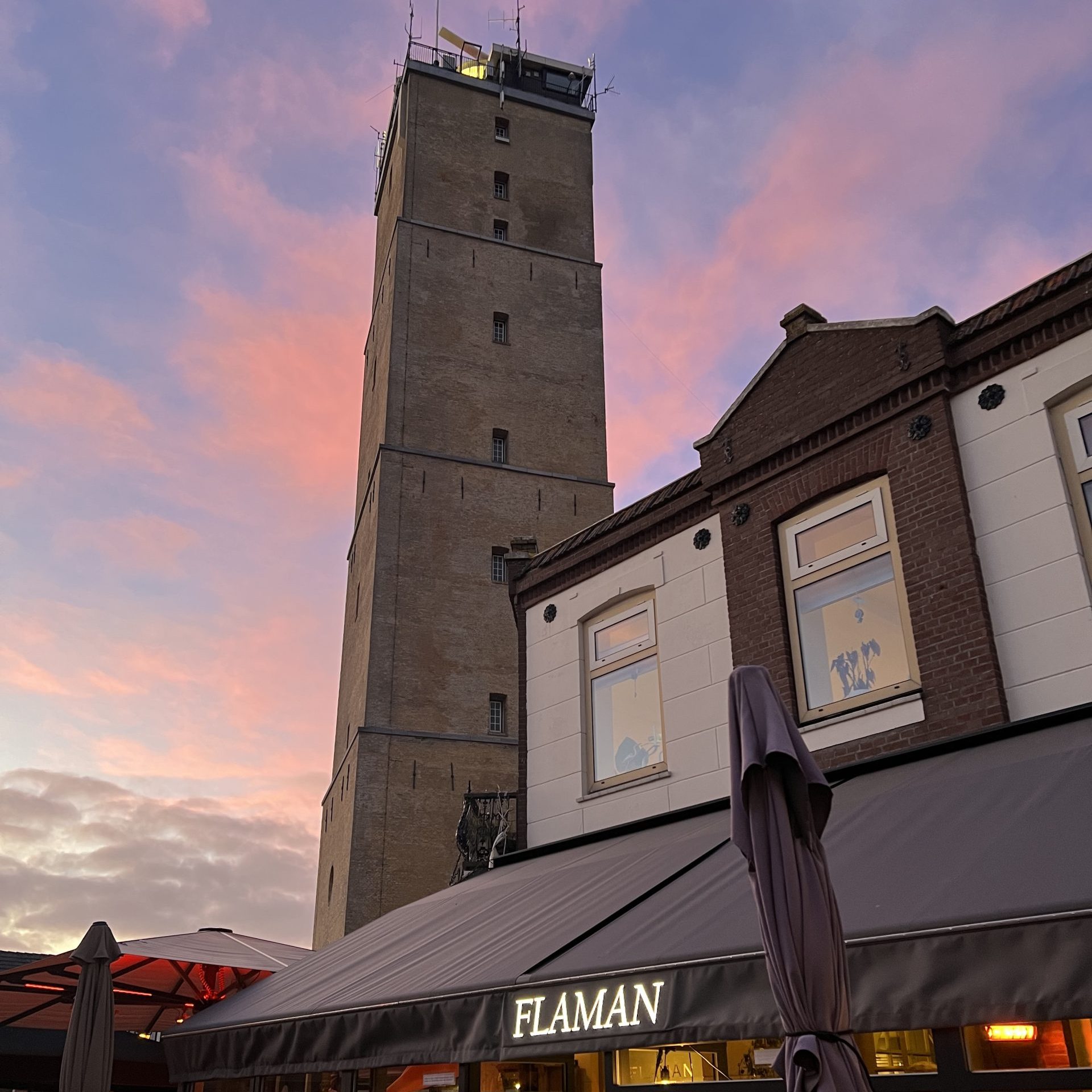 Restaurant Flaman op Terschelling met op achtergrond de Brandaris